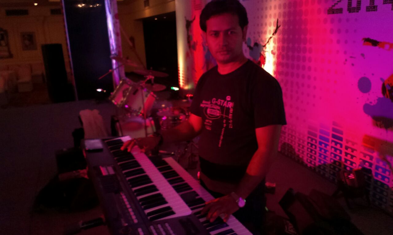 male keyboard players Gaziantep Turkey